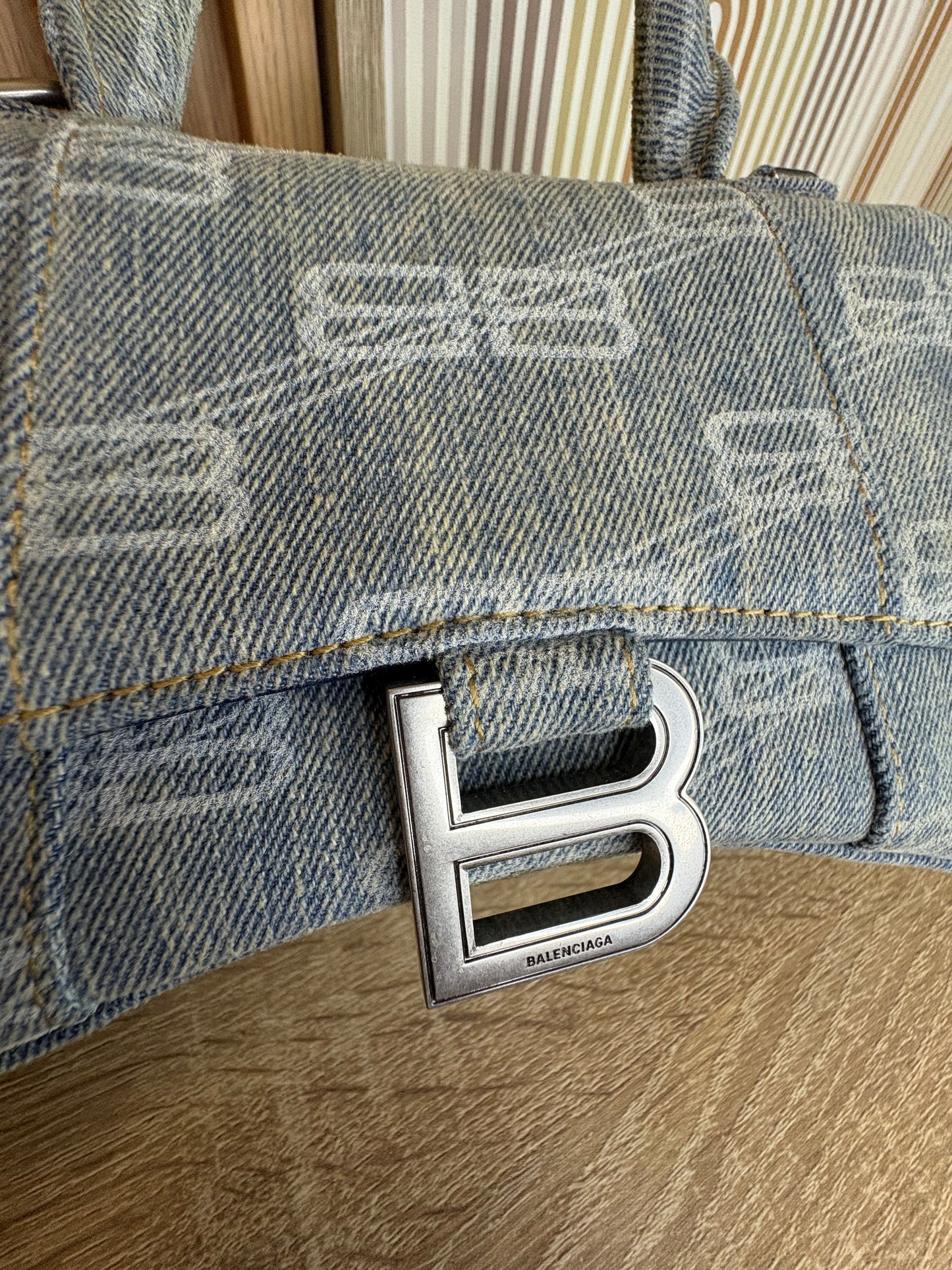 Balenciaga Hourglass Small – Denim Monogramado con Herrajes Plateados