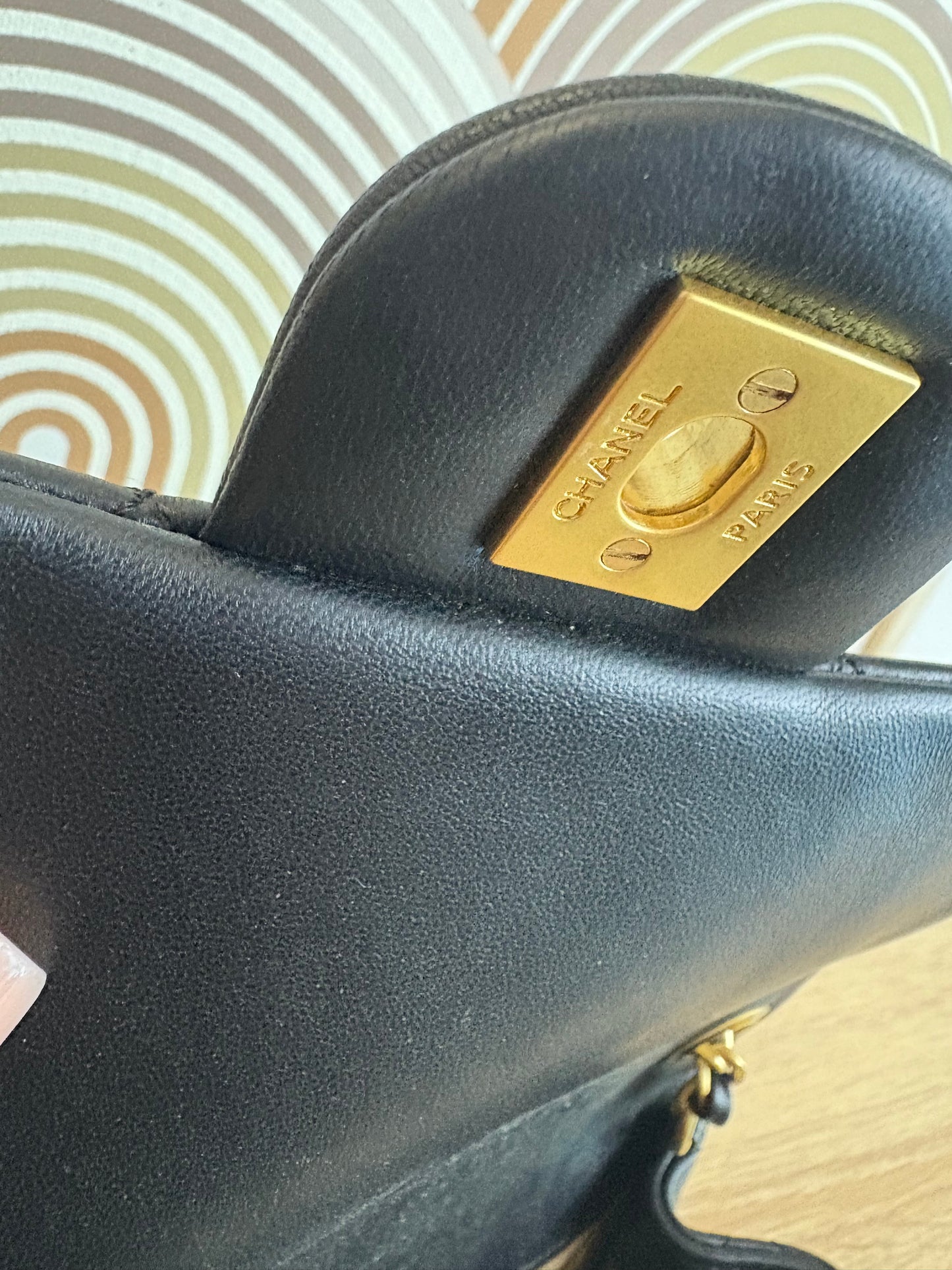 CHANEL Mini Flap Esfera – Negro con Interior Dorado Metálico