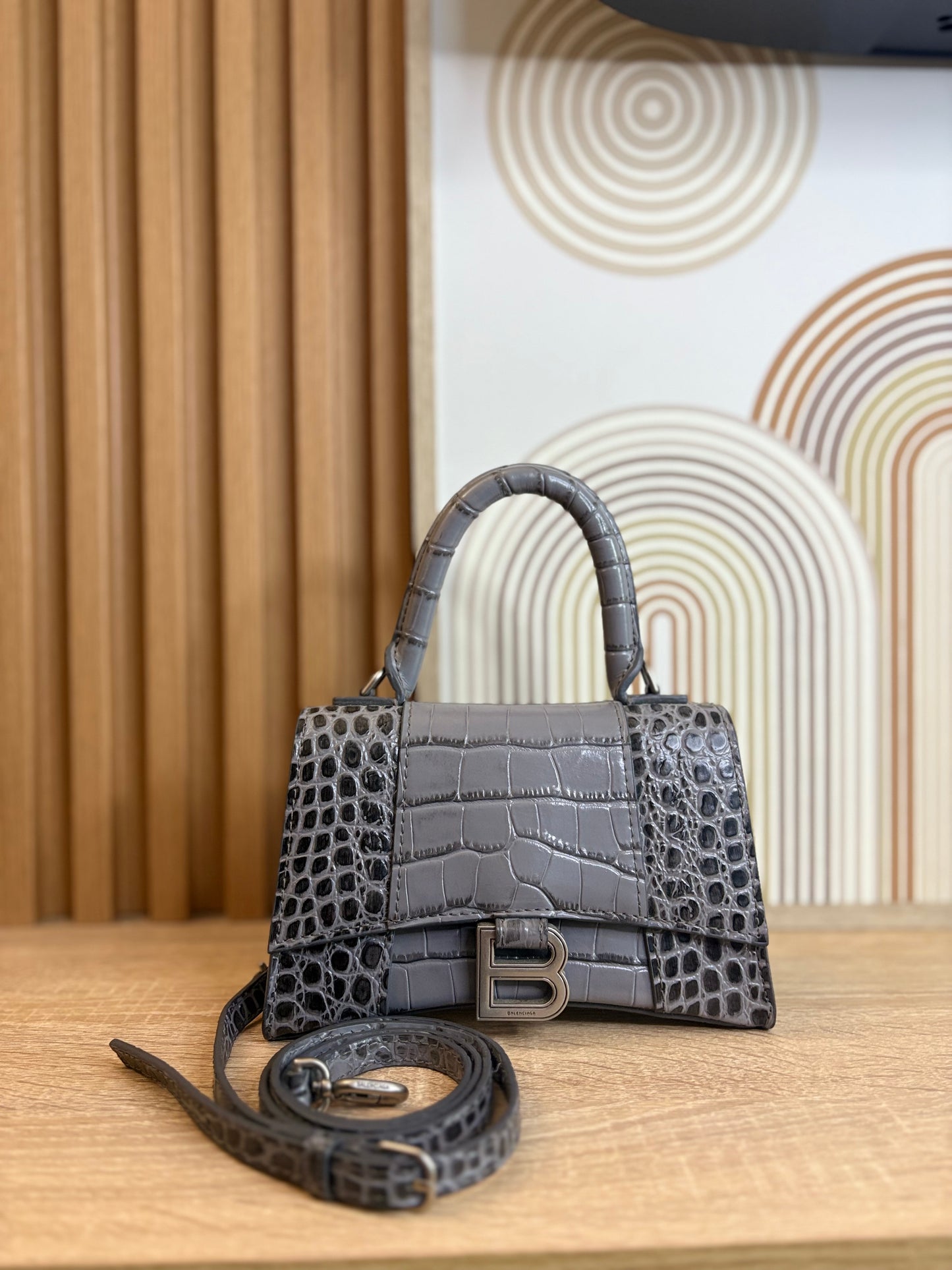 Balenciaga Hourglass Small – Croc Embossed Leather Gris con Herraje Oscuro