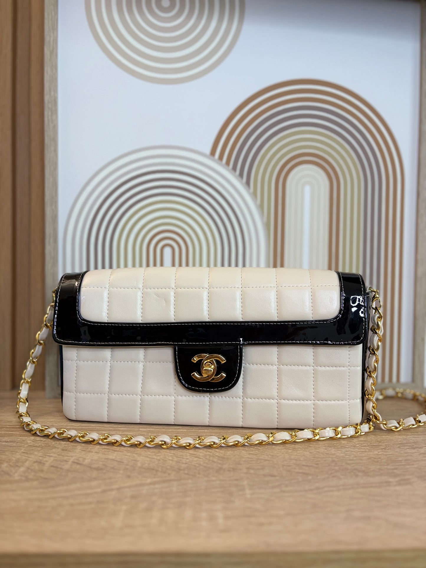 Chanel Bicolor Flap Bag – Cuero Blanco & Charol Negro con Herrajes Dorados