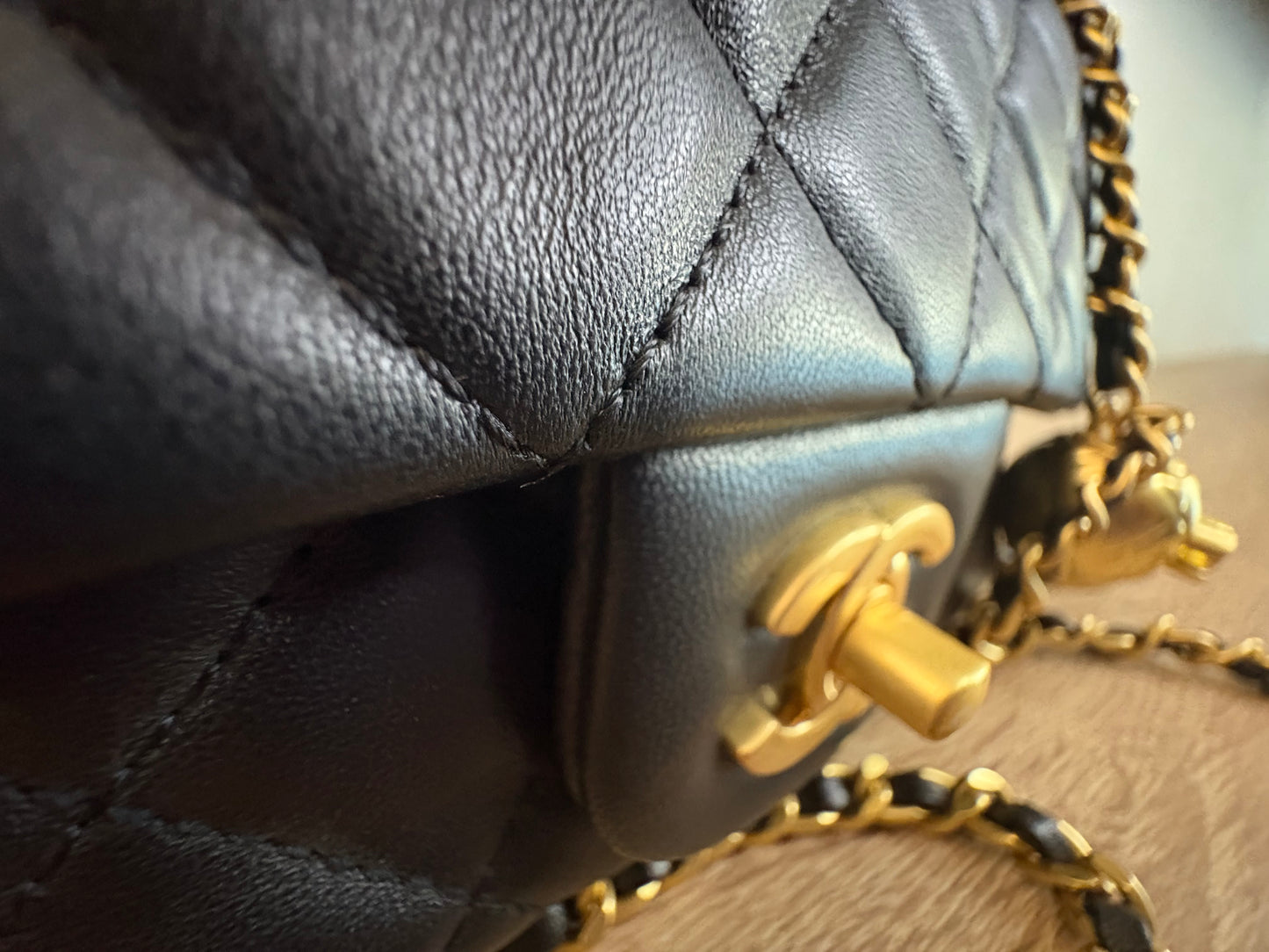 CHANEL Mini Flap Esfera – Negro con Interior Dorado Metálico