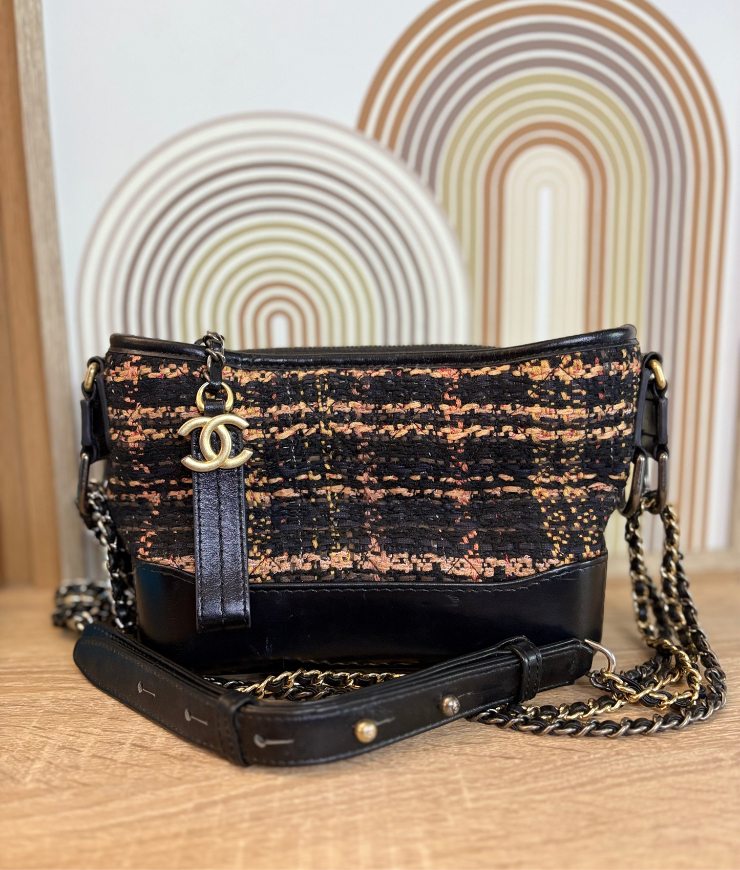 CHANEL Gabrielle Small – Tweed Negro con Destellos y Cuero Negro