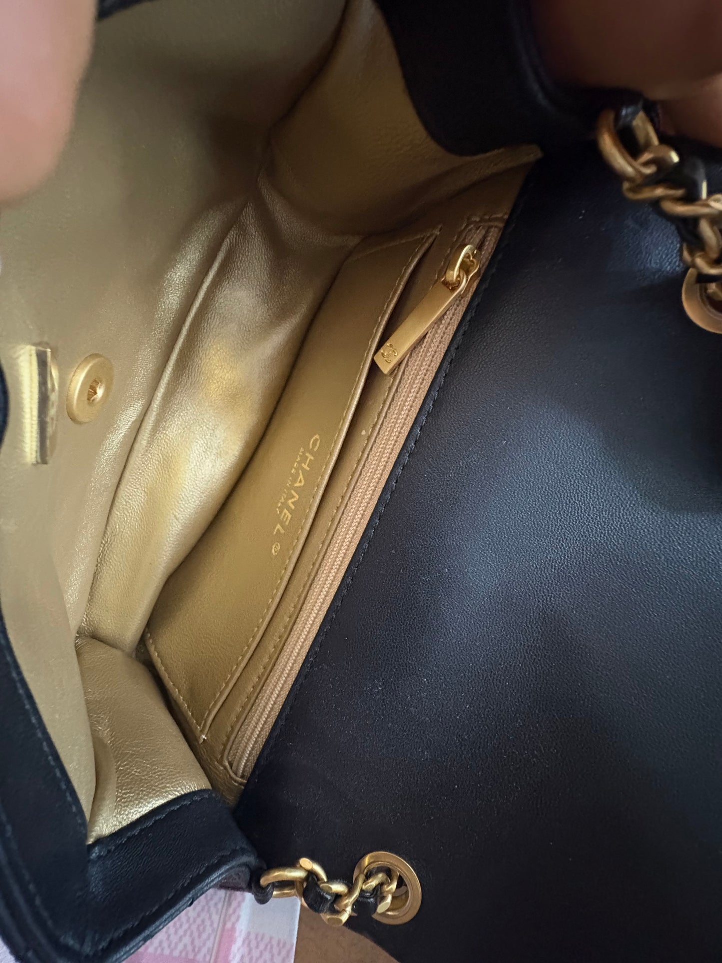 CHANEL Mini Flap Esfera – Negro con Interior Dorado Metálico