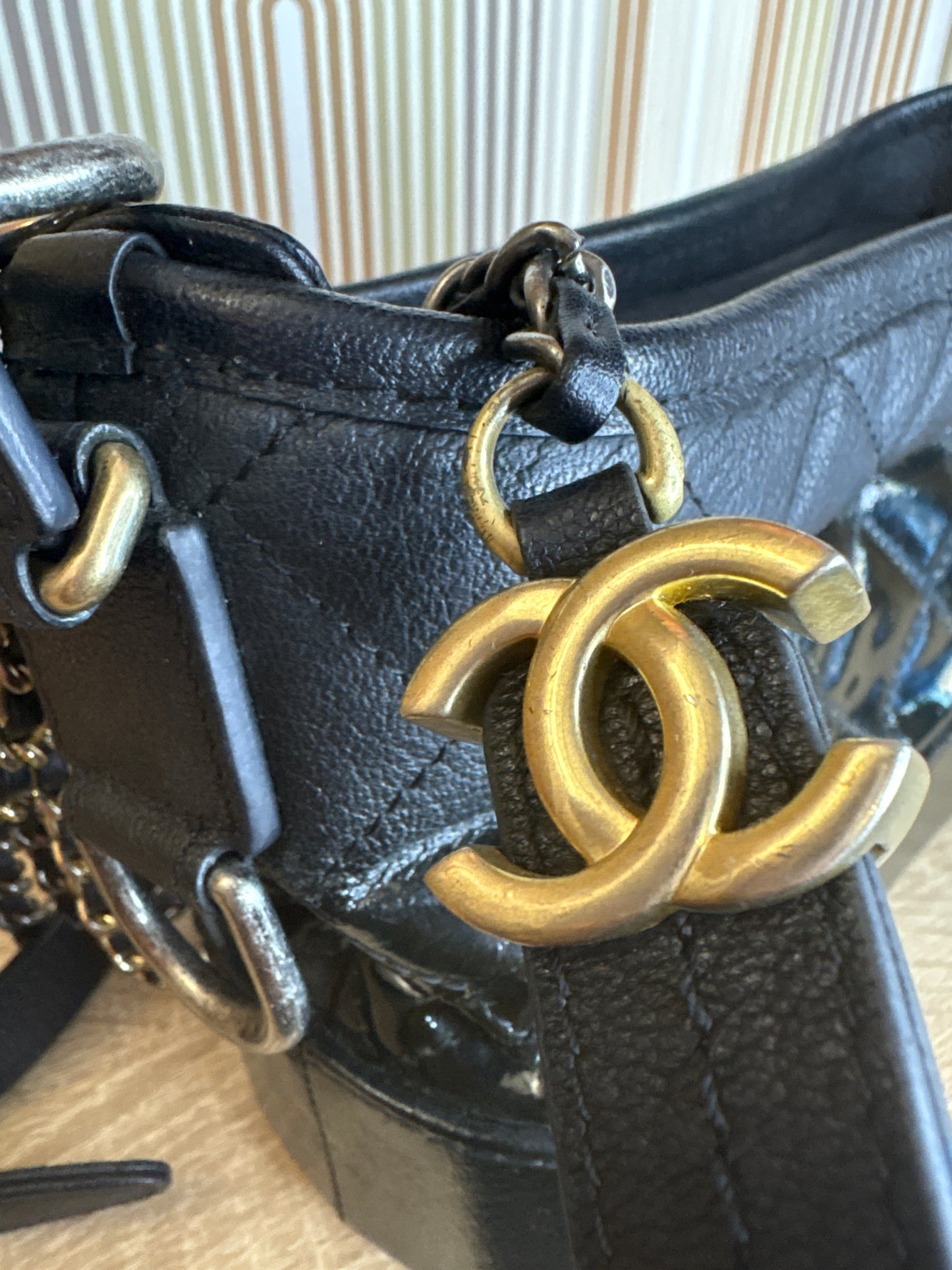 Chanel Gabrielle Medium Hobo Bag – Cuero Negro Mixto con Herrajes Mixtos y Colgante CC