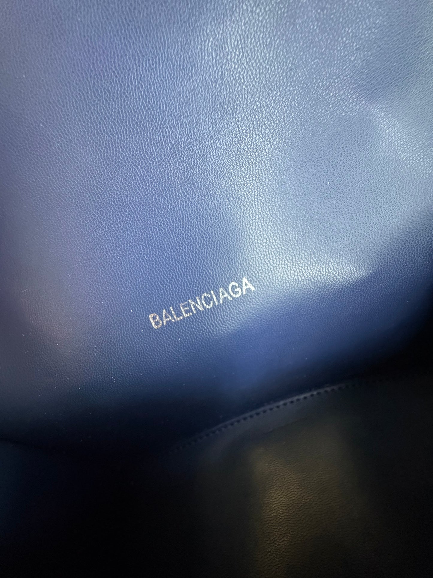 Balenciaga Hourglass Small – Denim Monogramado con Herrajes Plateados