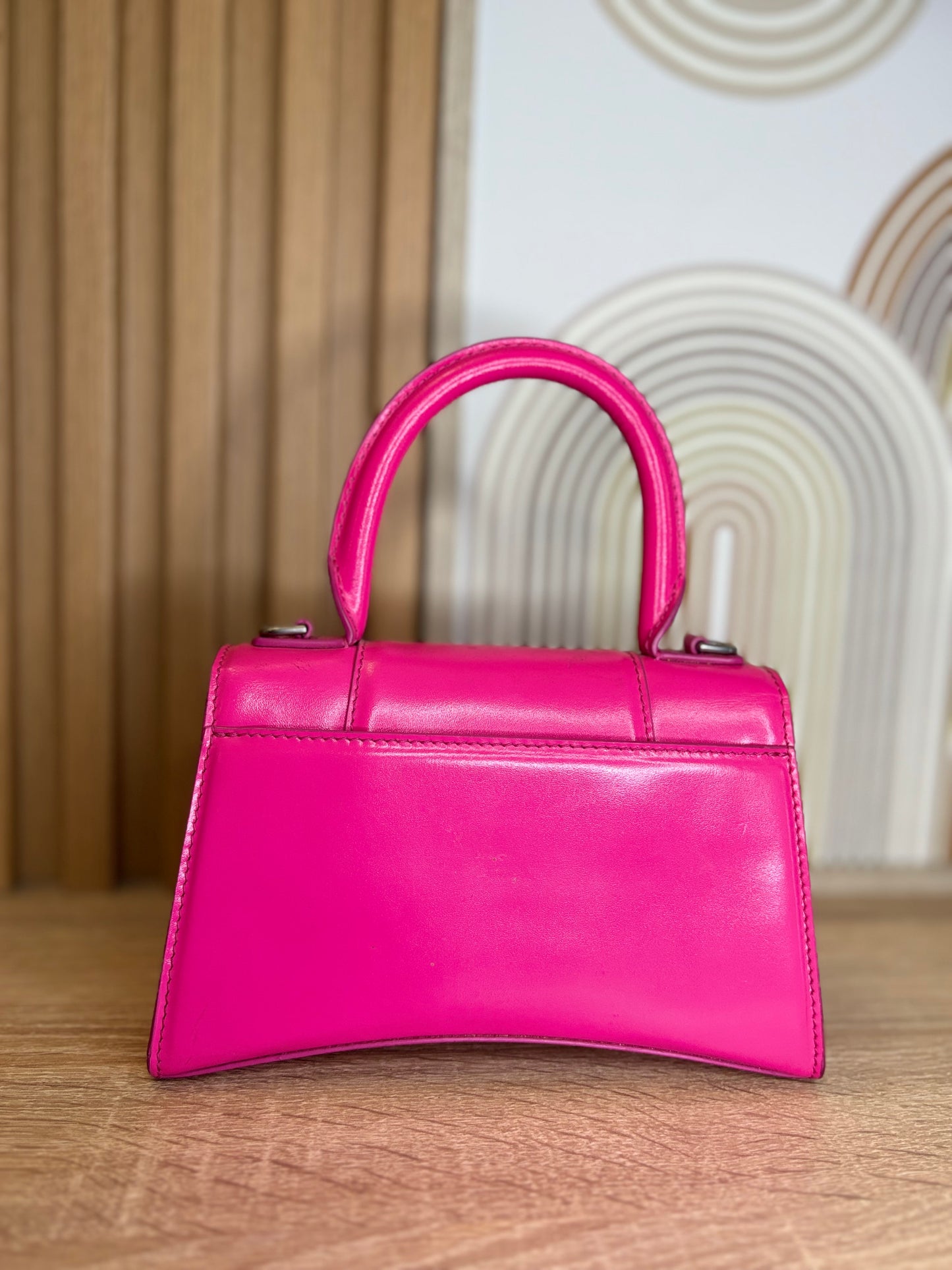 Balenciaga Hourglass Small – Cuero Fucsia con Herraje Plateado