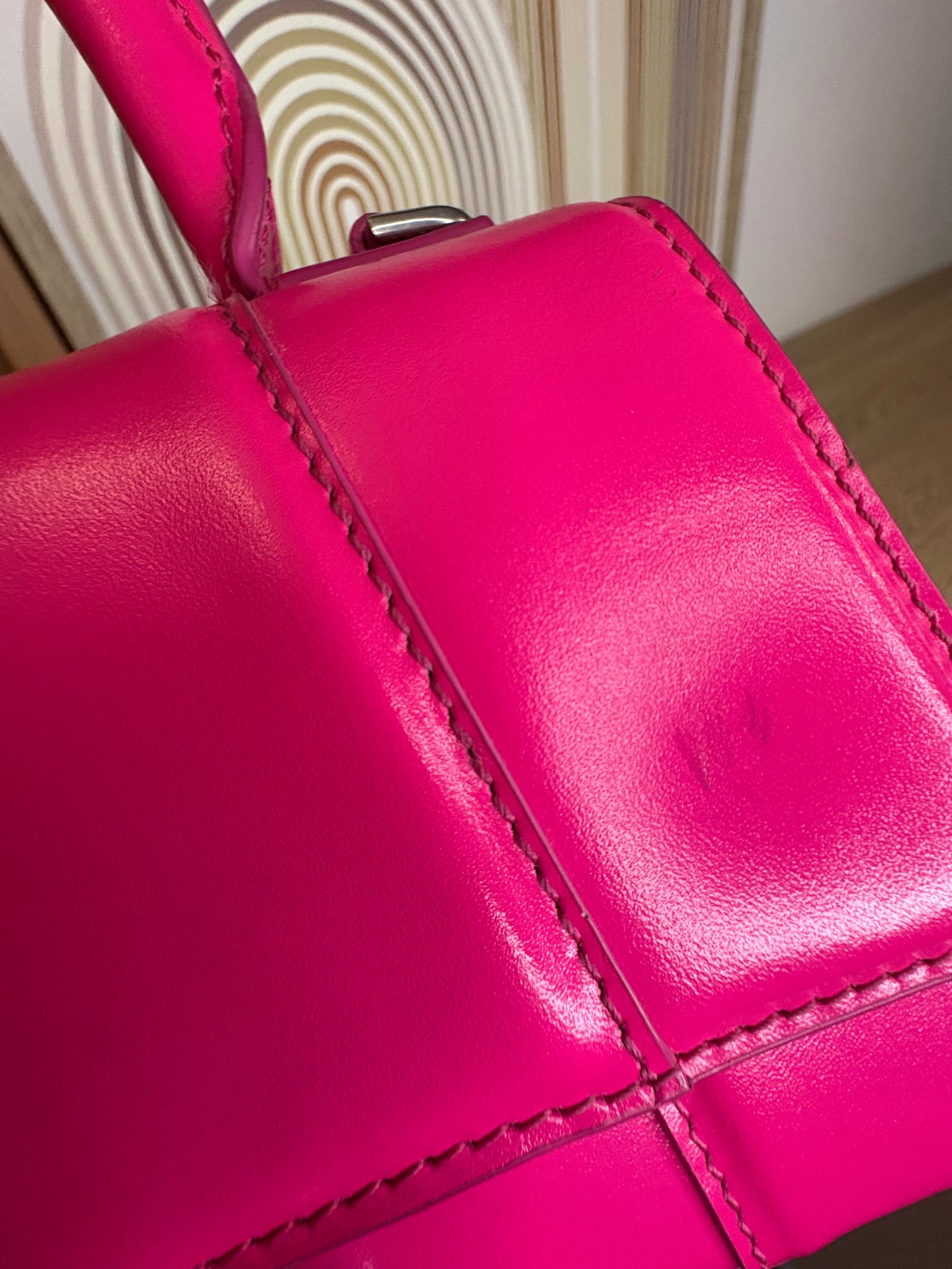 Balenciaga Hourglass Small – Cuero Fucsia con Herraje Plateado