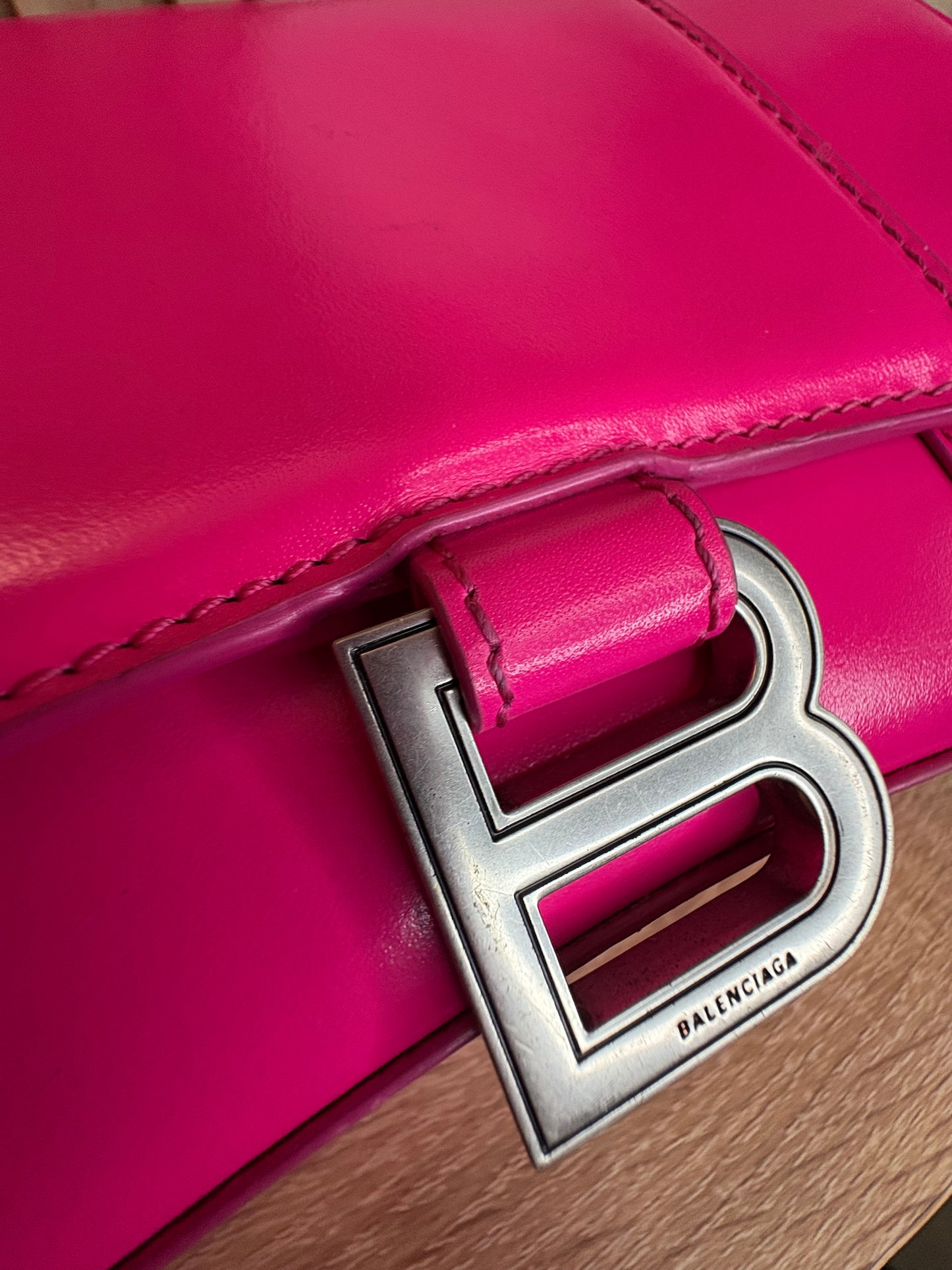 Balenciaga Hourglass Small – Cuero Fucsia con Herraje Plateado