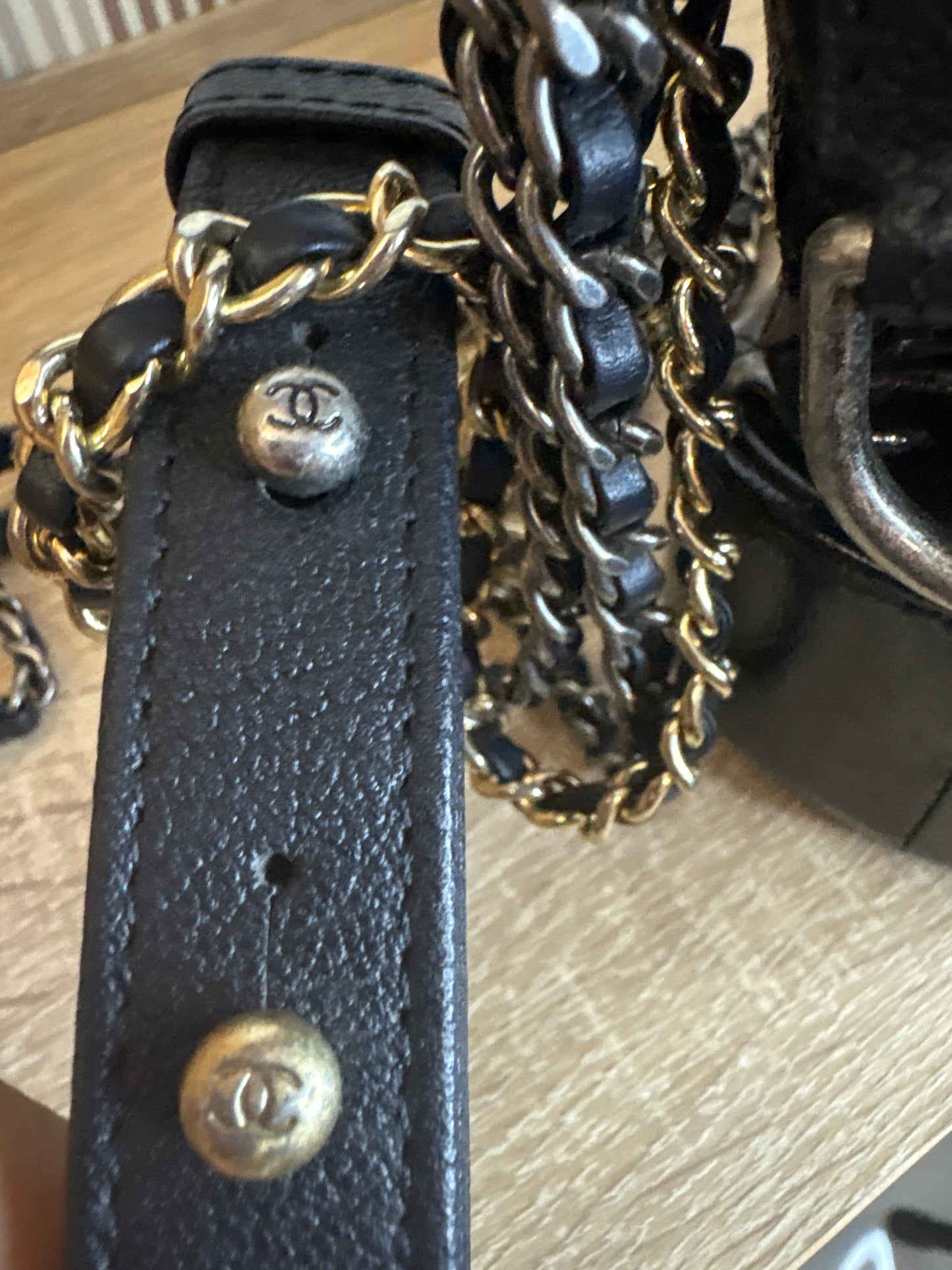 Chanel Gabrielle Medium Hobo Bag – Cuero Negro Mixto con Herrajes Mixtos y Colgante CC