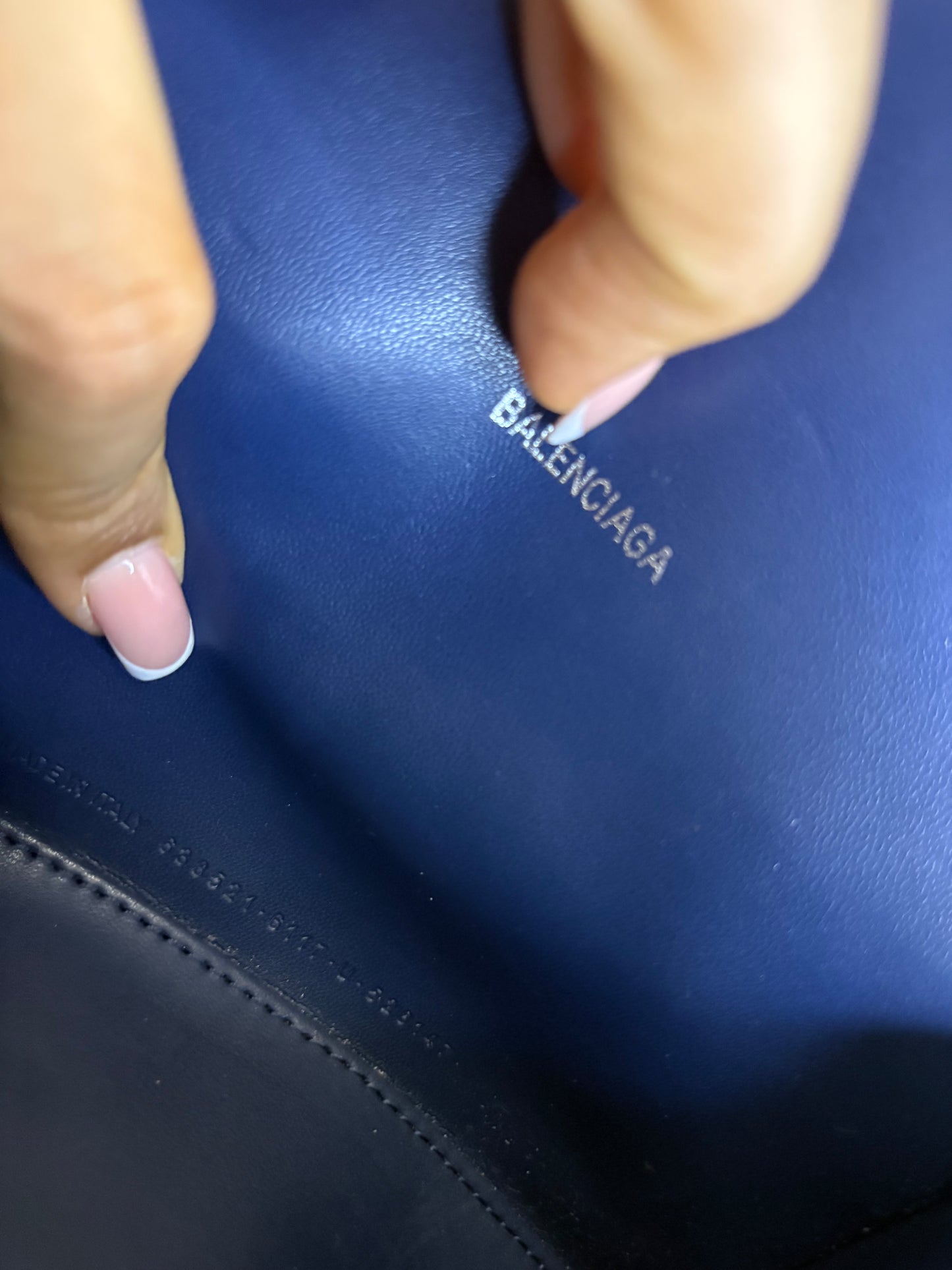 Balenciaga Hourglass Small – Denim Monogramado con Herrajes Plateados