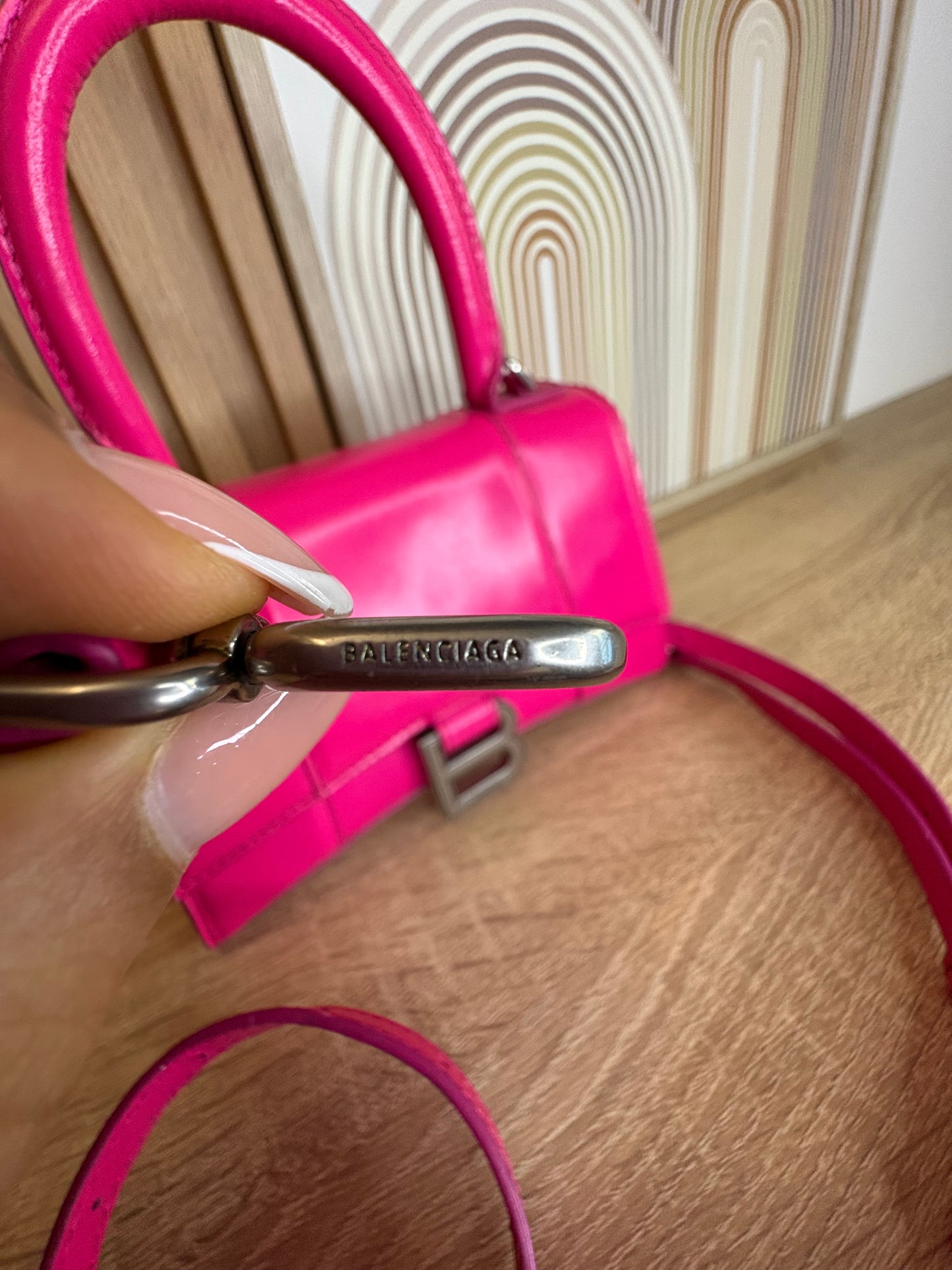 Balenciaga Hourglass Small – Cuero Fucsia con Herraje Plateado