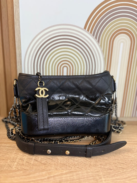 Chanel Gabrielle Medium Hobo Bag – Cuero Negro Mixto con Herrajes Mixtos y Colgante CC