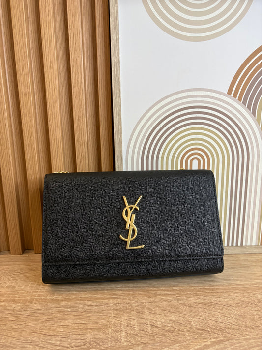 Saint Laurent Monogram WOC – Negro Granulado con Logo Dorado