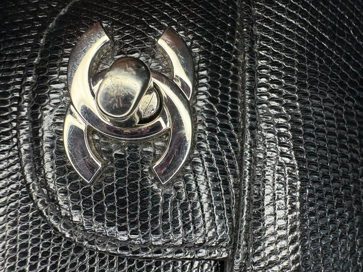 Chanel Classic Flap Mini en Cuero Lizard Negro – Herrajes Plateados