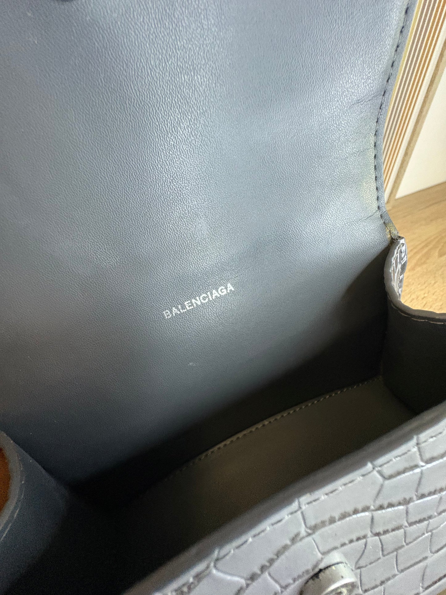 Balenciaga Hourglass Small – Croc Embossed Leather Gris con Herraje Oscuro