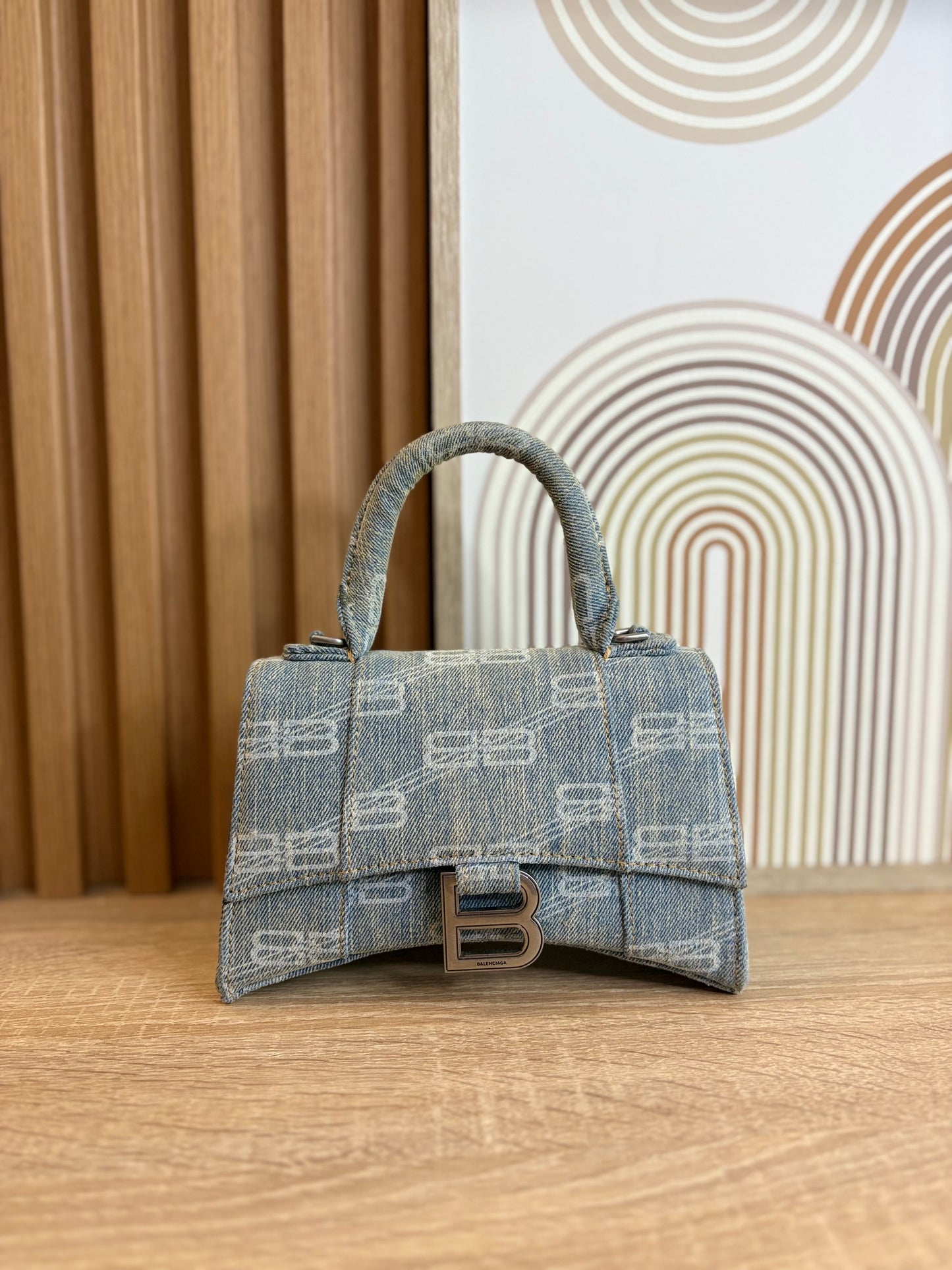 Balenciaga Hourglass Small – Denim Monogramado con Herrajes Plateados