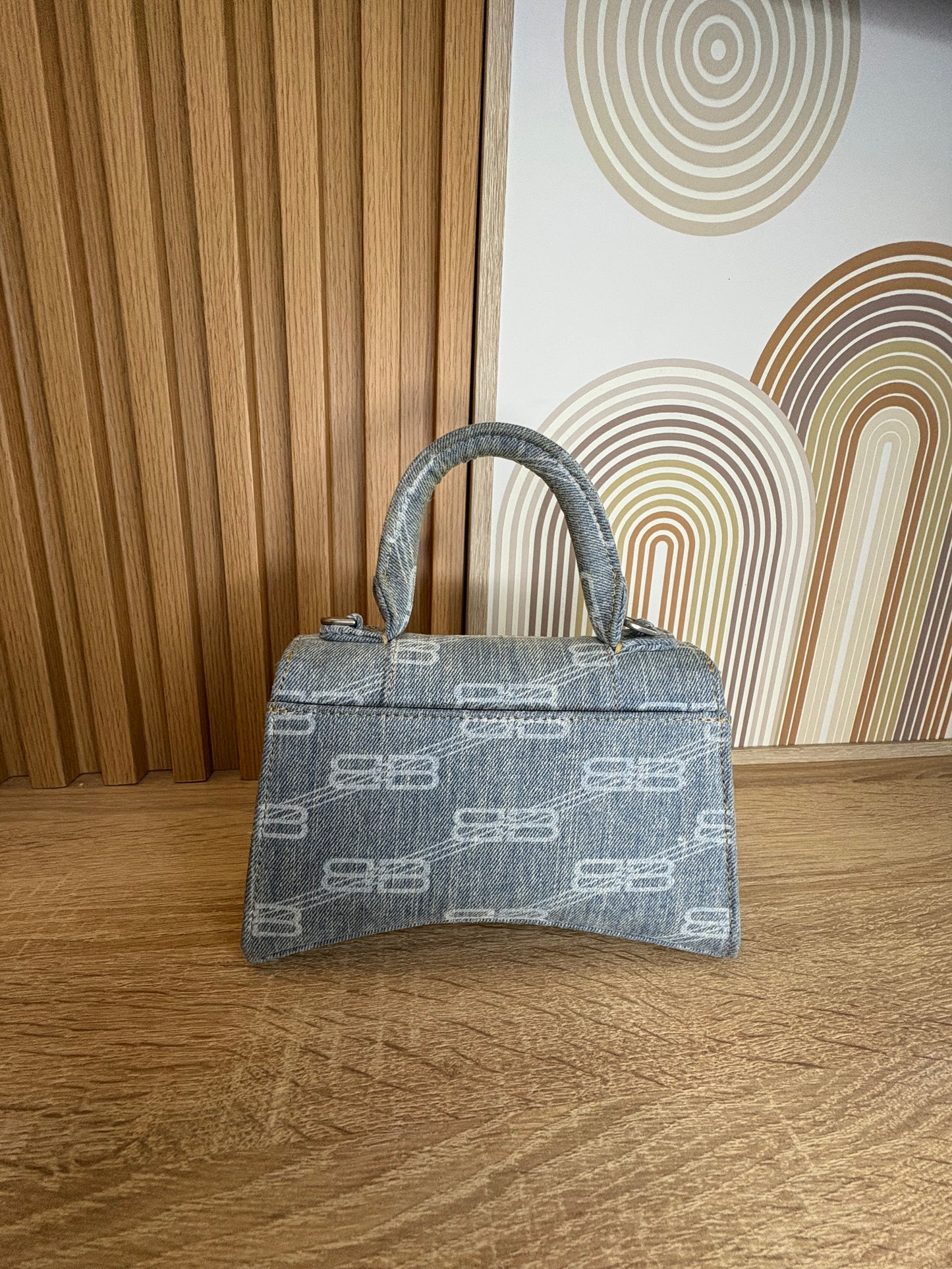 Balenciaga Hourglass Small – Denim Monogramado con Herrajes Plateados
