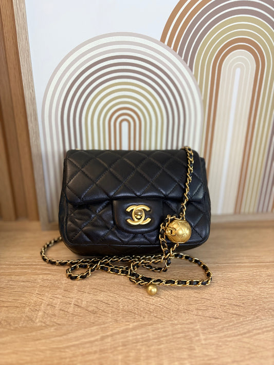 Chanel Mini Flap Pearl Crush – Caviar Negro y Cadena Ajustable con Bola Dorada