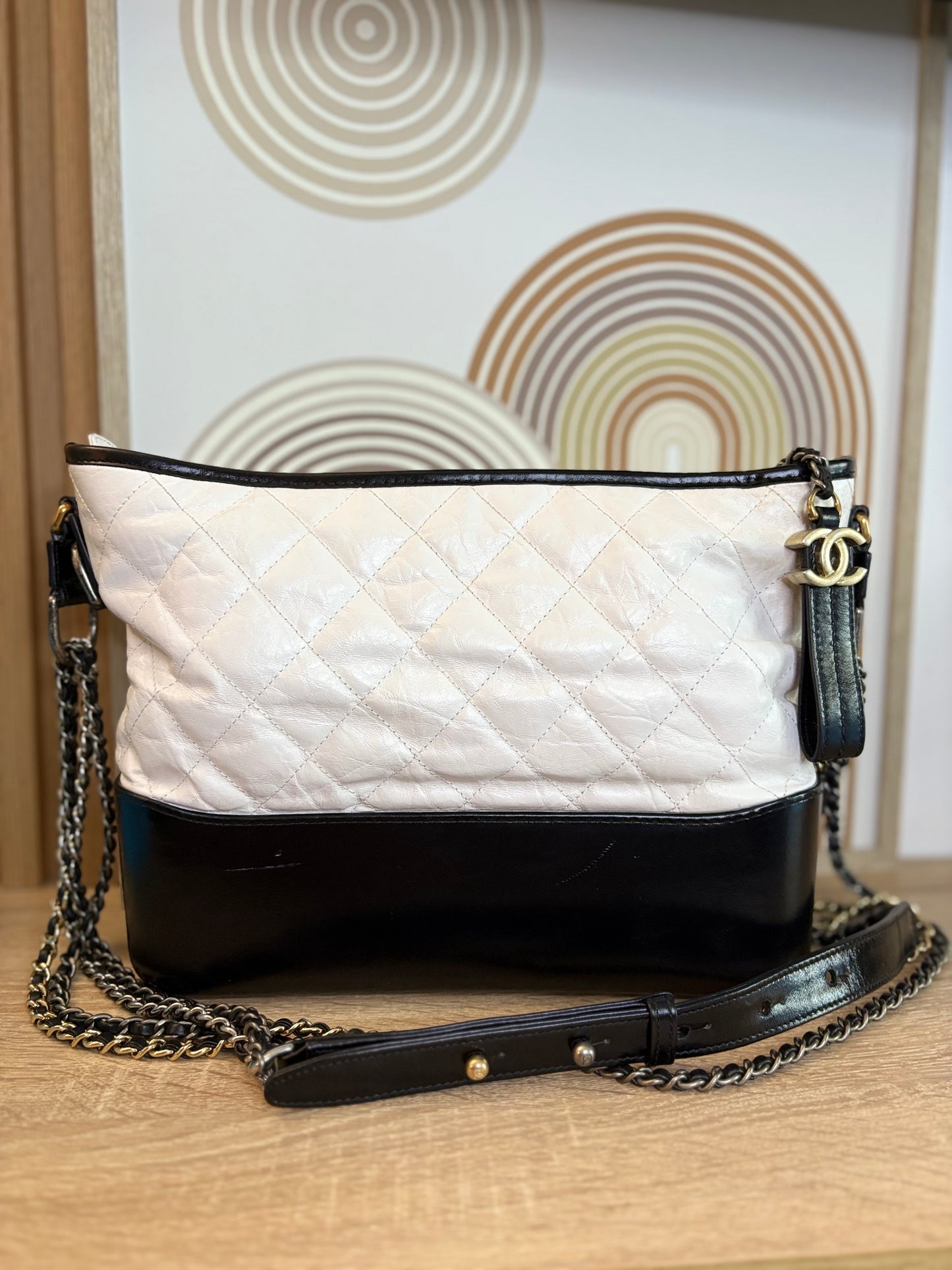 Chanel Gabrielle Large Hobo Bag – Bicolor Blanco & Negro con Herrajes Mixtos
