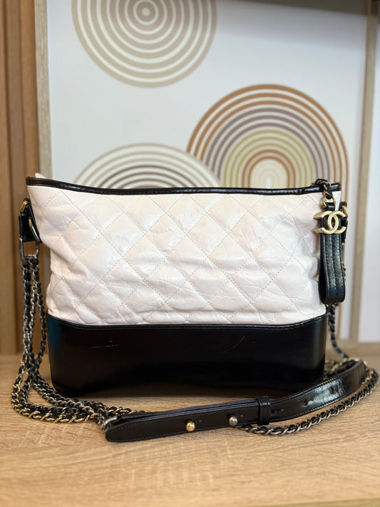 Chanel Gabrielle Large Hobo Bag – Bicolor Blanco & Negro con Herrajes Mixtos