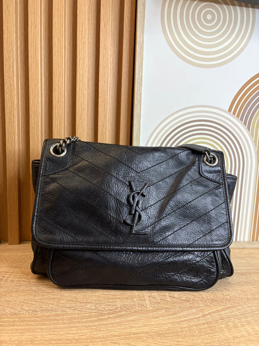 Saint Laurent Niki Medium – Cuero Vintage Negro con Herrajes Negros