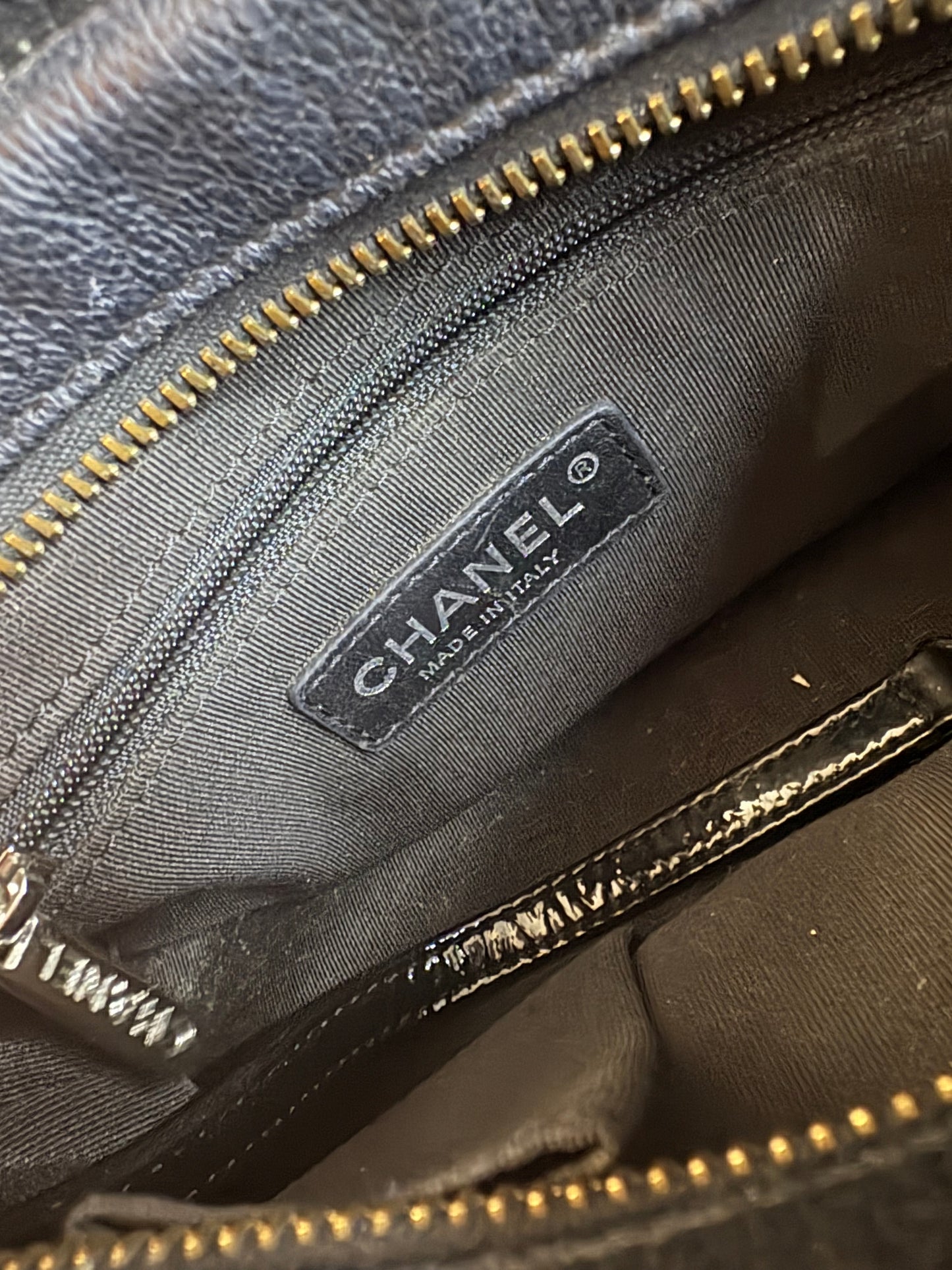 Chanel Gabrielle Medium Hobo Bag – Cuero Negro Mixto con Herrajes Mixtos y Colgante CC