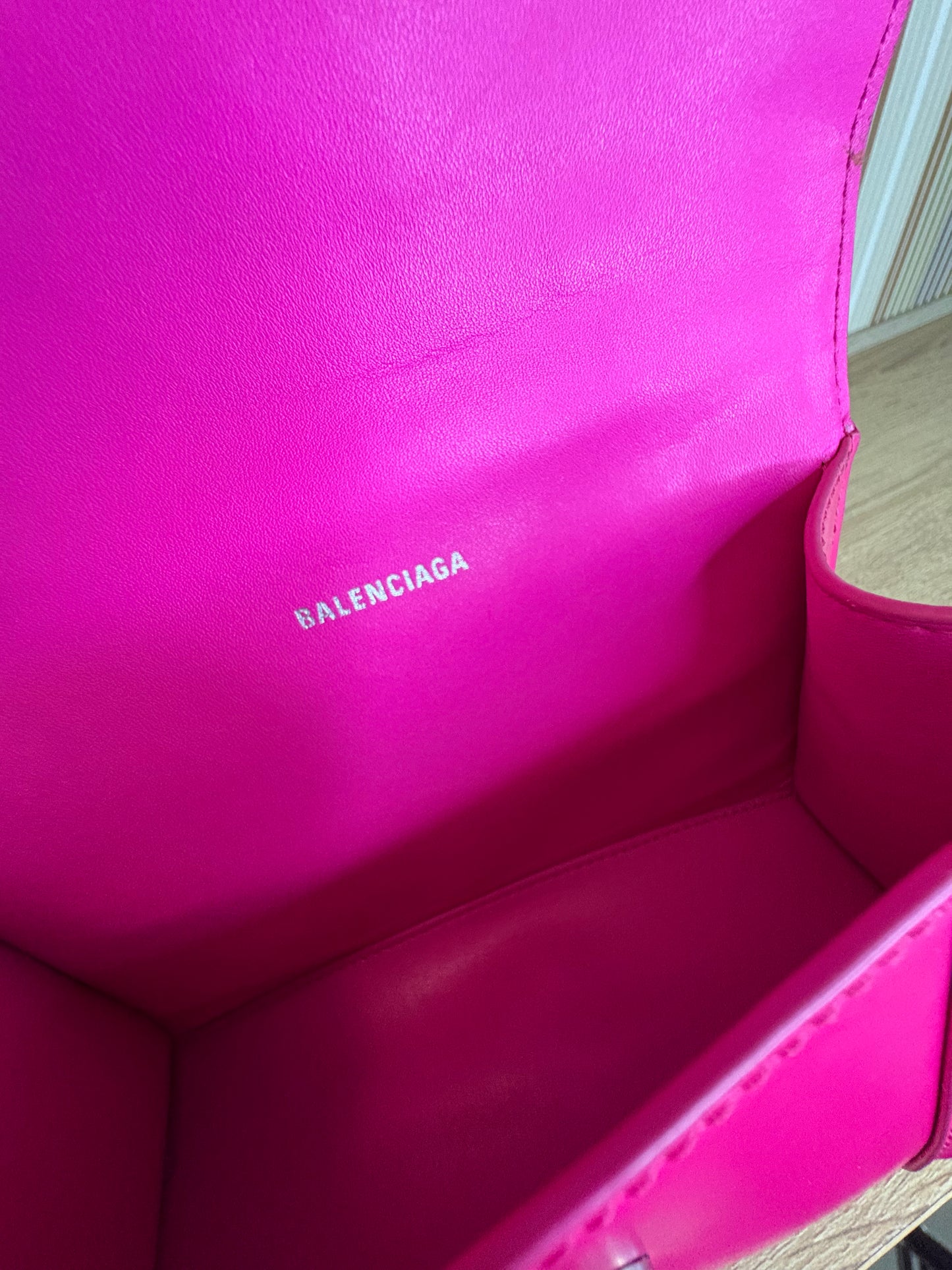 Balenciaga Hourglass Small – Cuero Fucsia con Herraje Plateado