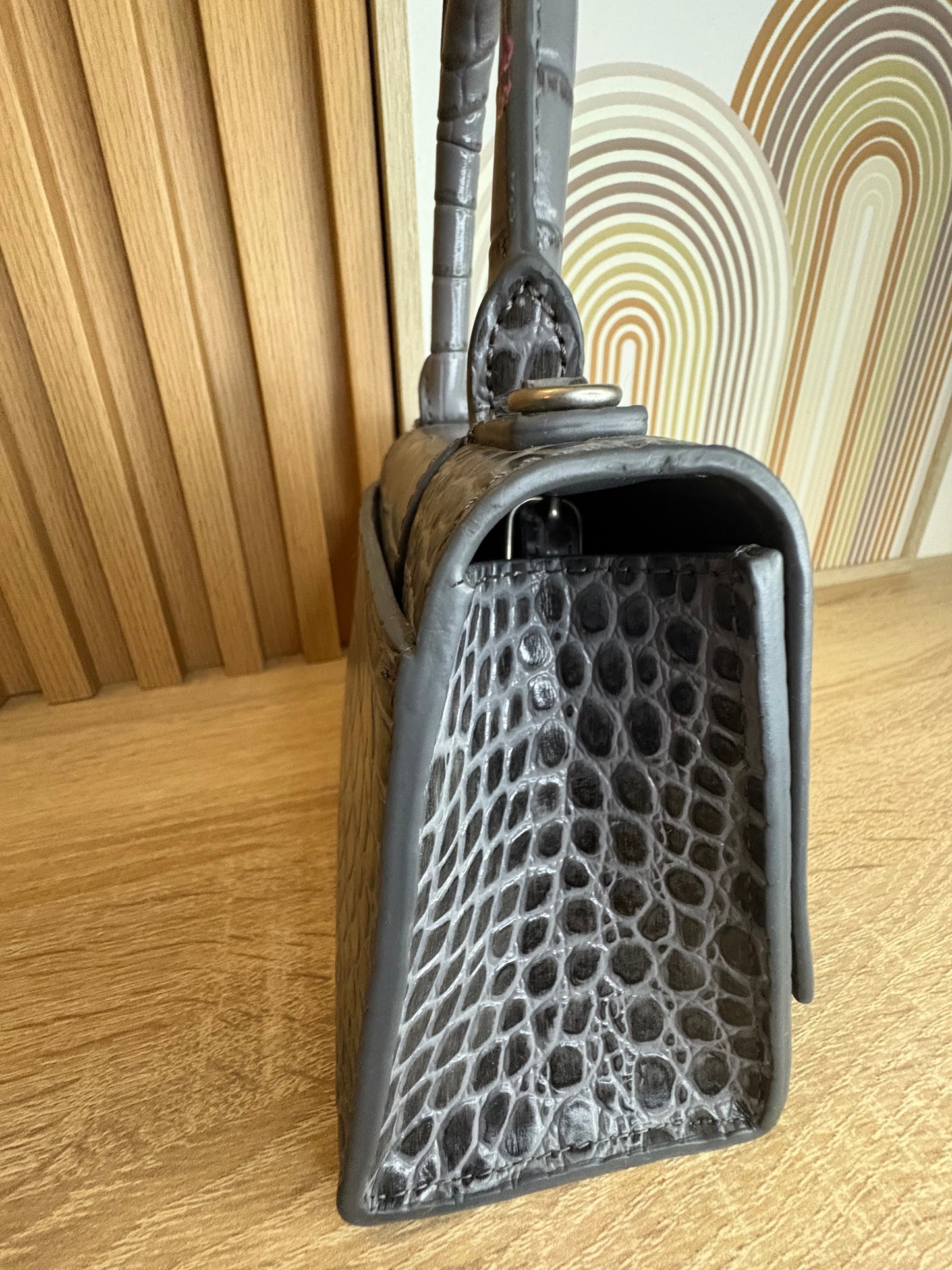 Balenciaga Hourglass Small – Croc Embossed Leather Gris con Herraje Oscuro