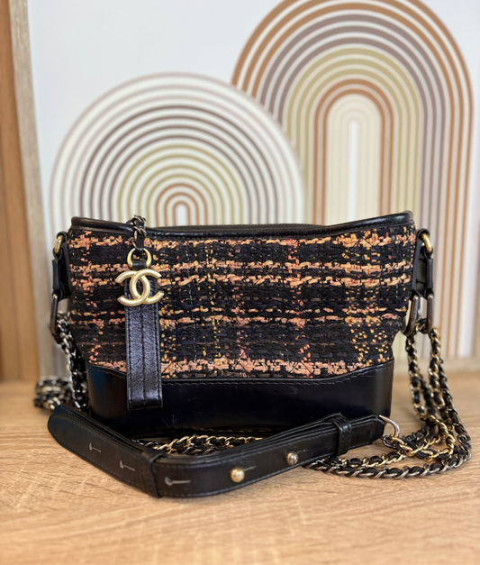 CHANEL Gabrielle Small – Tweed Negro con Destellos y Cuero Negro