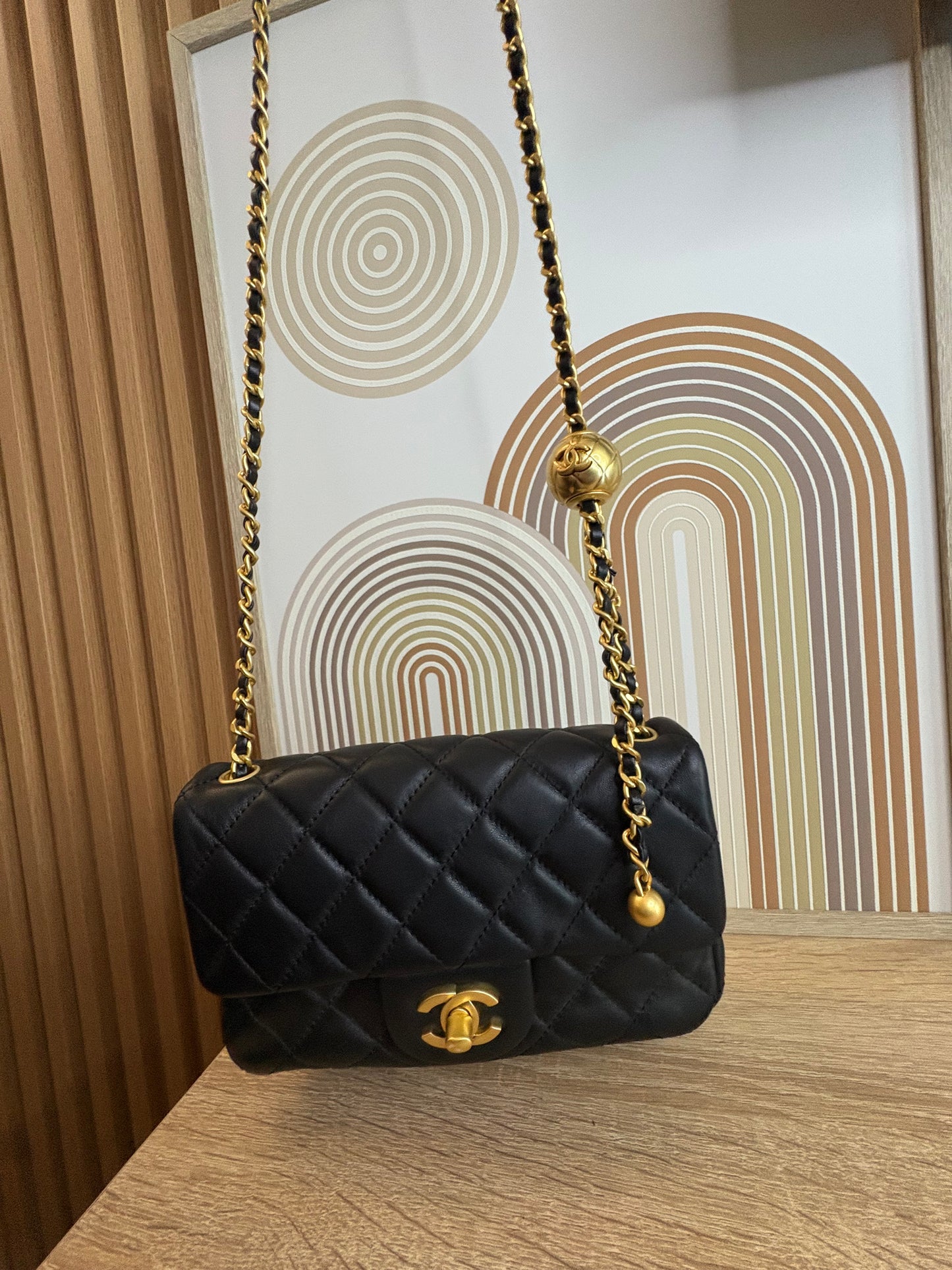 CHANEL Mini Flap Esfera – Negro con Interior Dorado Metálico