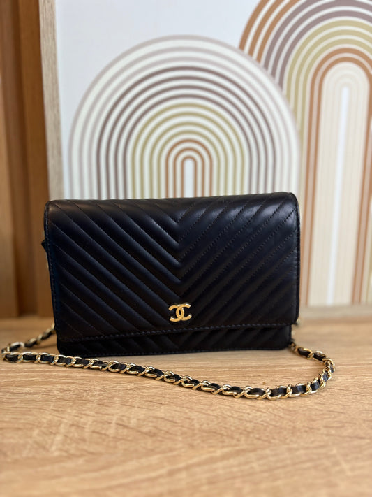 Chanel Wallet on Chain (WOC) – Chevron Negro en piel de becerro lisa con herrajes dorados