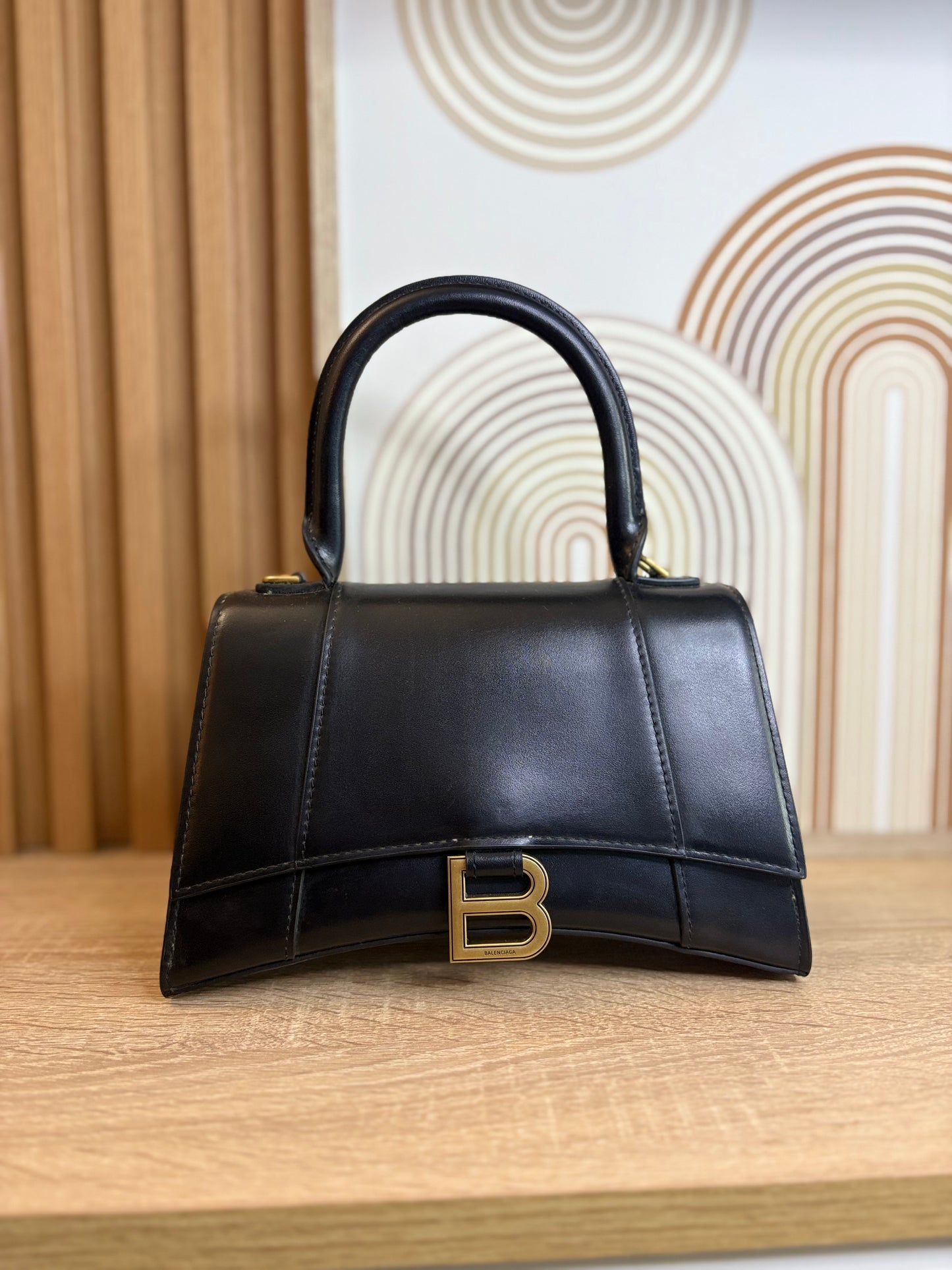 Balenciaga Hourglass Small – Cuero Negro y Herraje Dorado