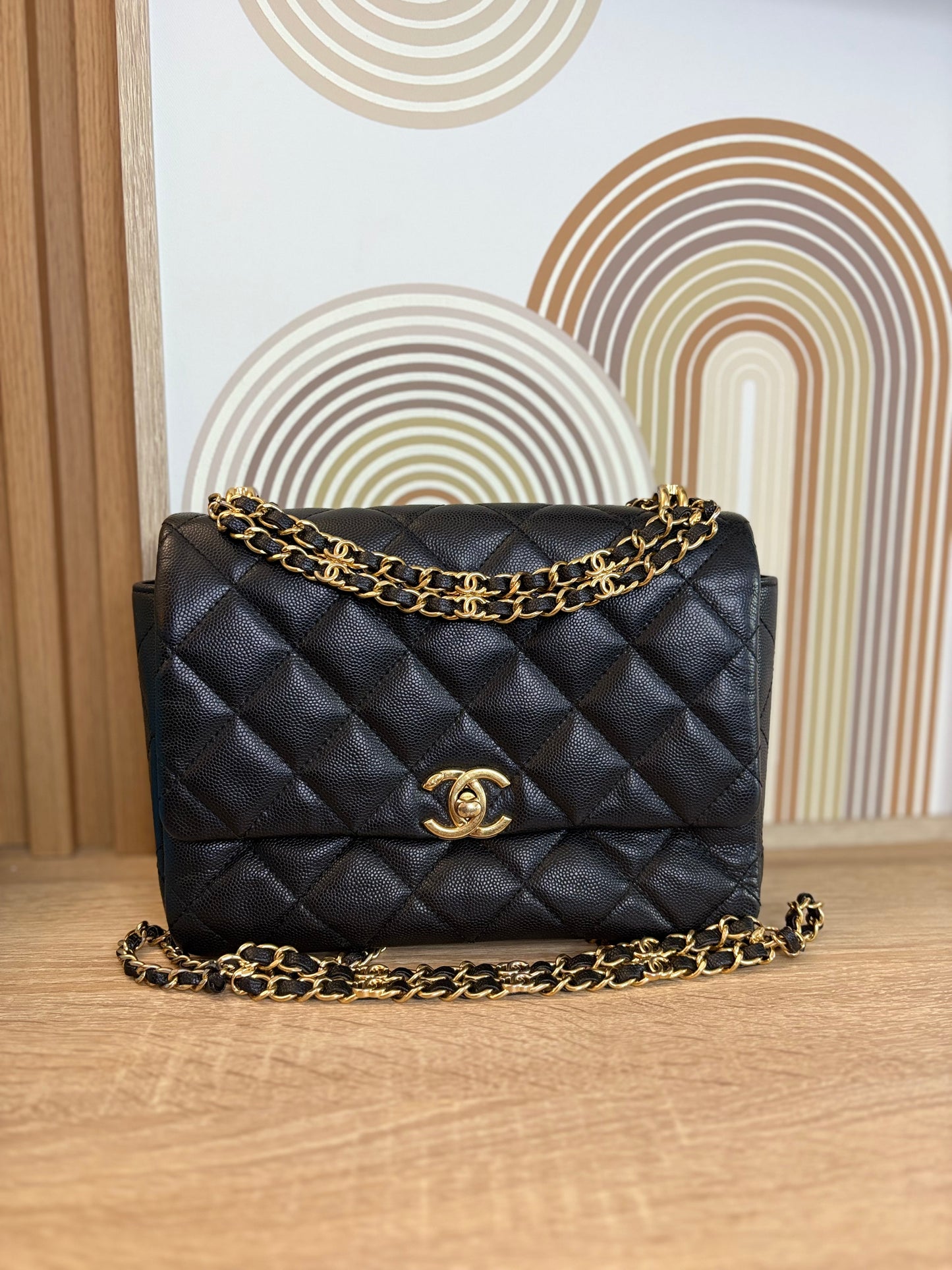 Chanel Classic Flap Medium – Caviar Negro con Cadena Charms CC