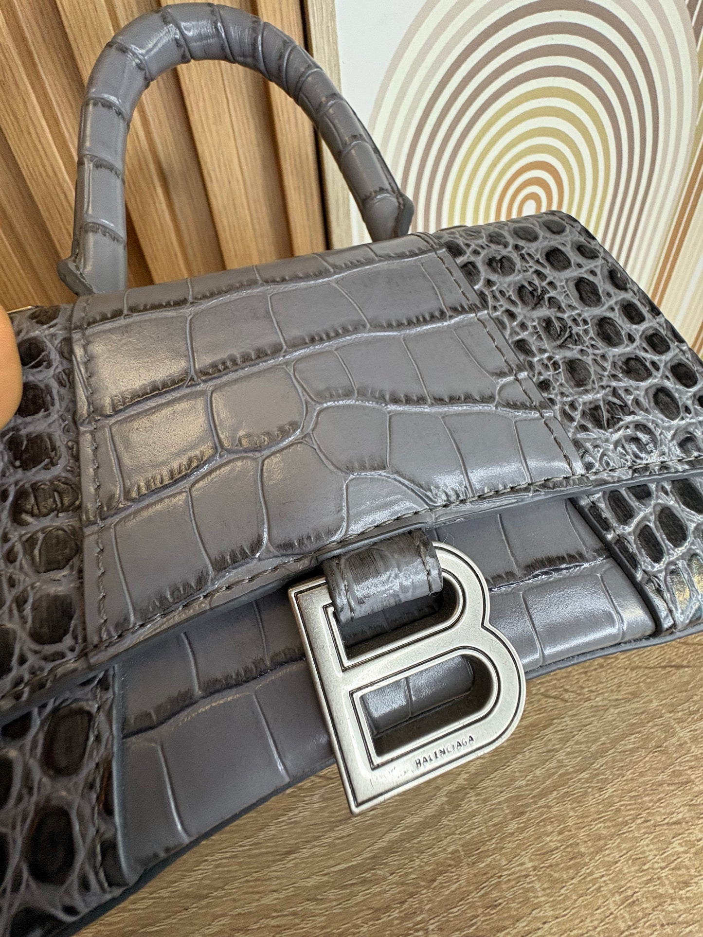 Balenciaga Hourglass Small – Croc Embossed Leather Gris con Herraje Oscuro