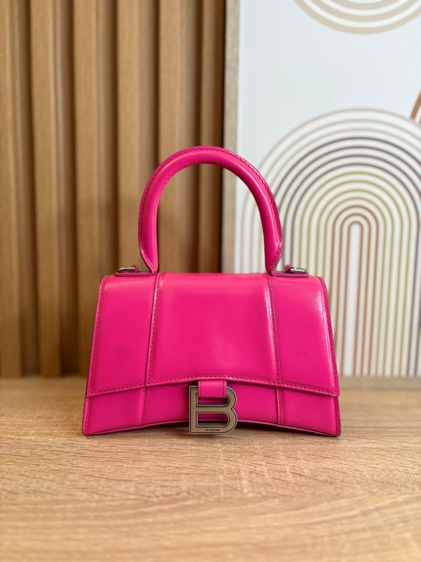 Balenciaga Hourglass Small – Cuero Fucsia con Herraje Plateado