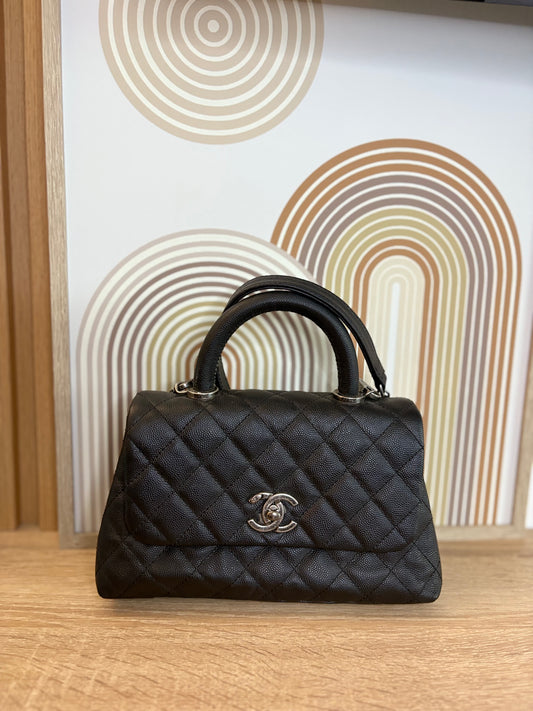 CHANEL Coco Handle – Caviar Negro con Herrajes Plateados