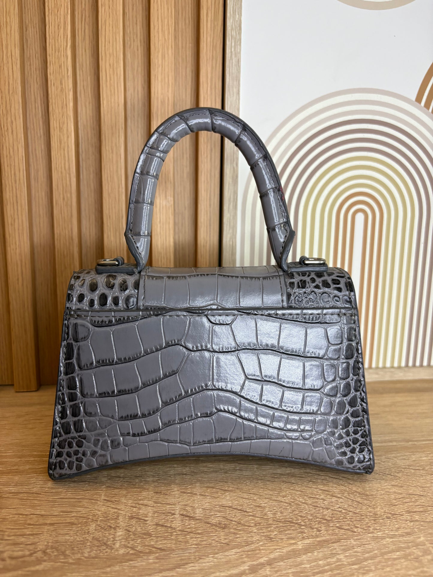 Balenciaga Hourglass Small – Croc Embossed Leather Gris con Herraje Oscuro