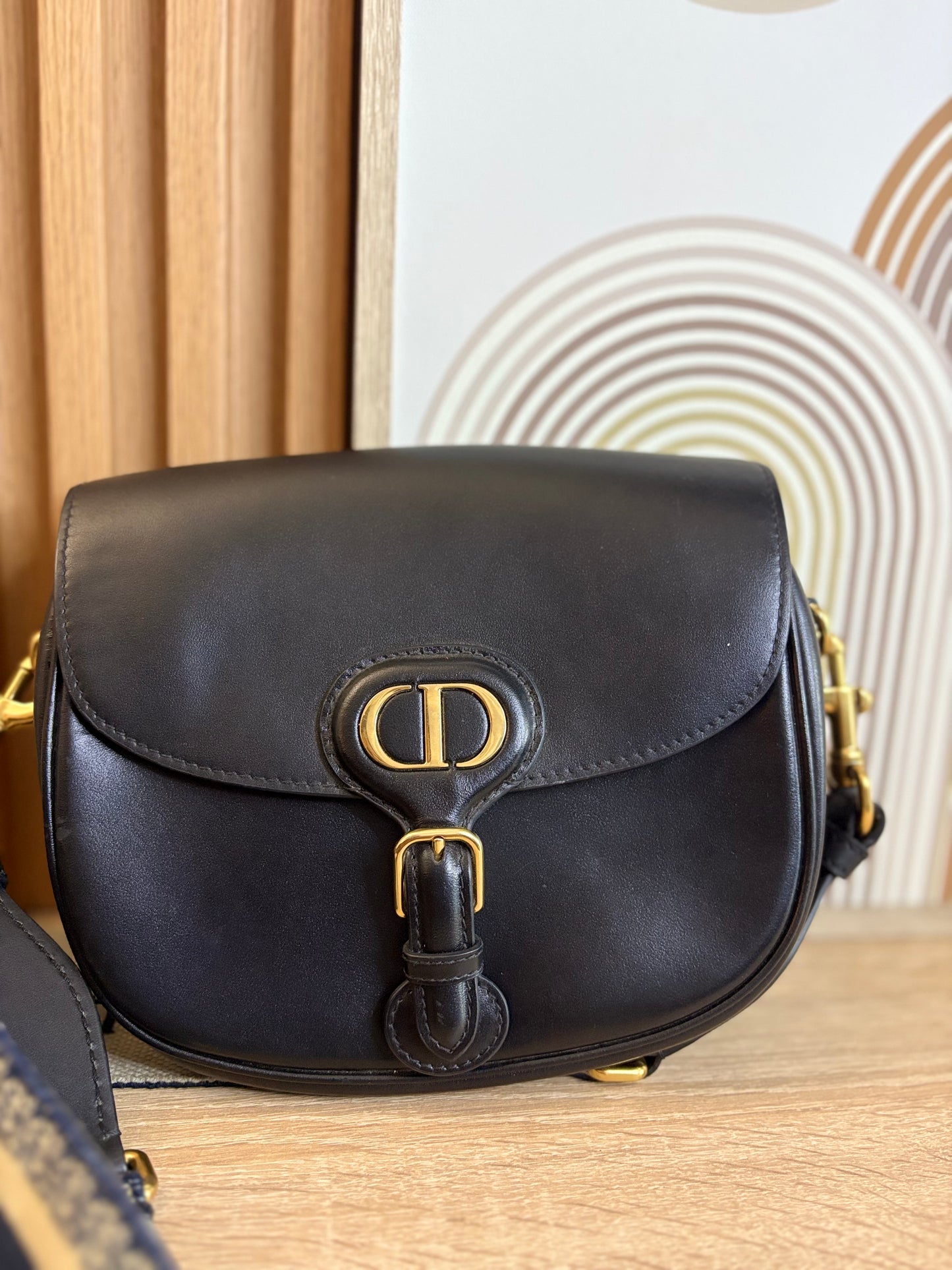 Christian Dior Bobby Bag – Piel Negra y Herrajes Dorados