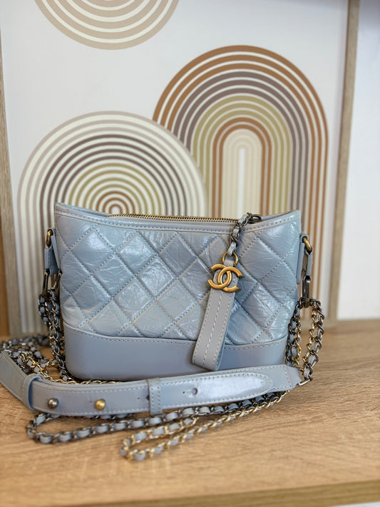 Chanel Gabrielle Medium Hobo – Gris Perla con Colgante CC y Herrajes Mixtos