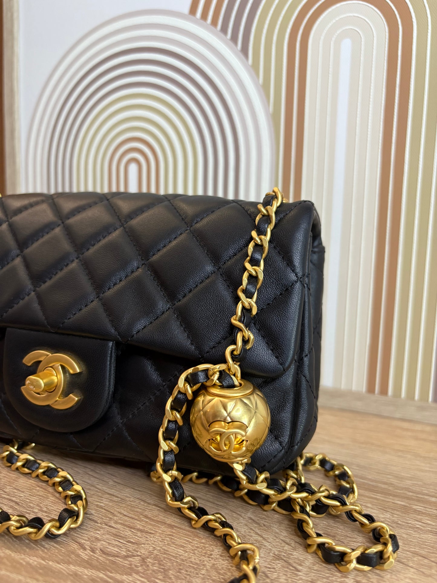 CHANEL Mini Flap Esfera – Negro con Interior Dorado Metálico