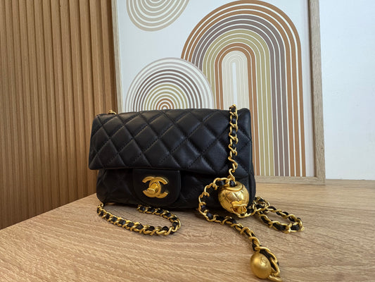 CHANEL Mini Flap Esfera – Negro con Interior Dorado Metálico
