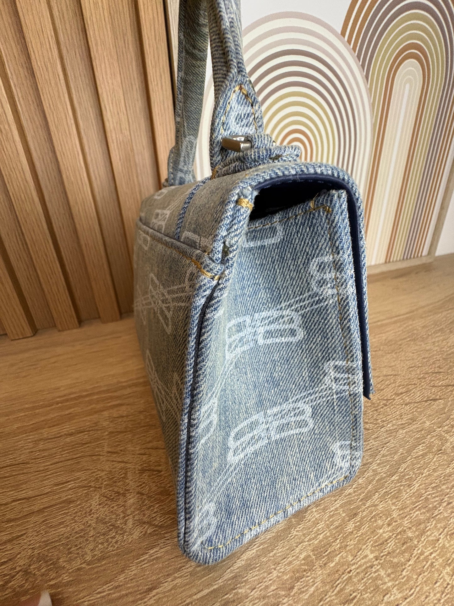Balenciaga Hourglass Small – Denim Monogramado con Herrajes Plateados