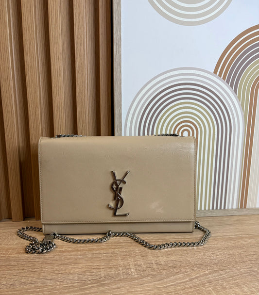 YSL Kate Wallet on Chain – Piel Texturizada Nude con Cadena Plateada