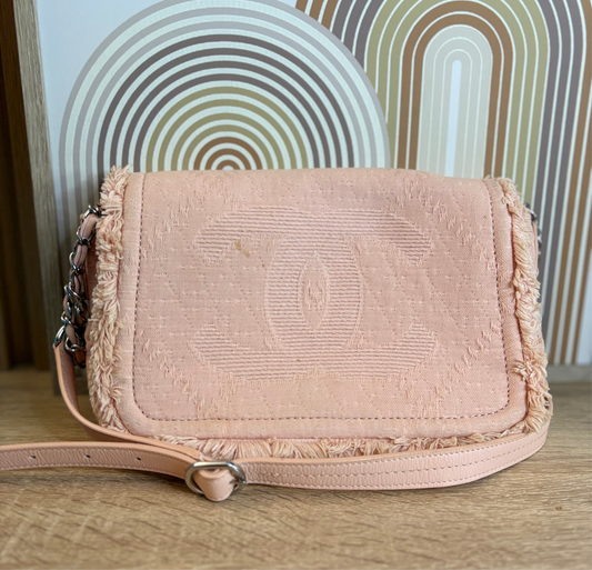 CHANEL Messenger Vintage – Rosa Claro en Tela Bouclé con CC Bordado