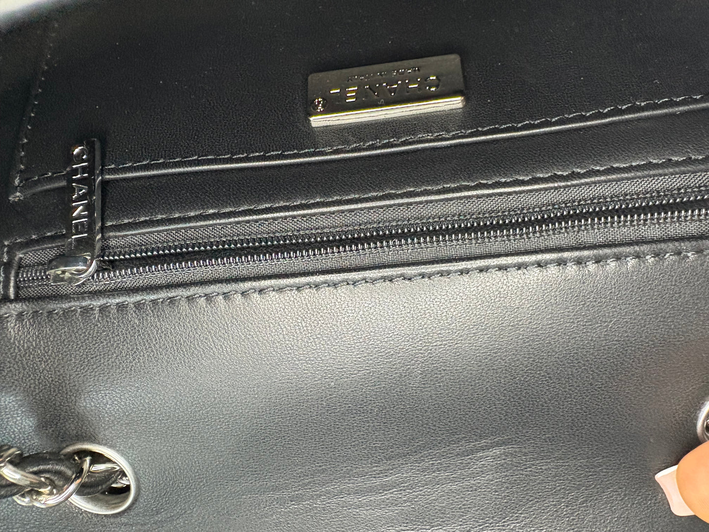 Chanel Classic Flap Mini en Cuero Lizard Negro – Herrajes Plateados