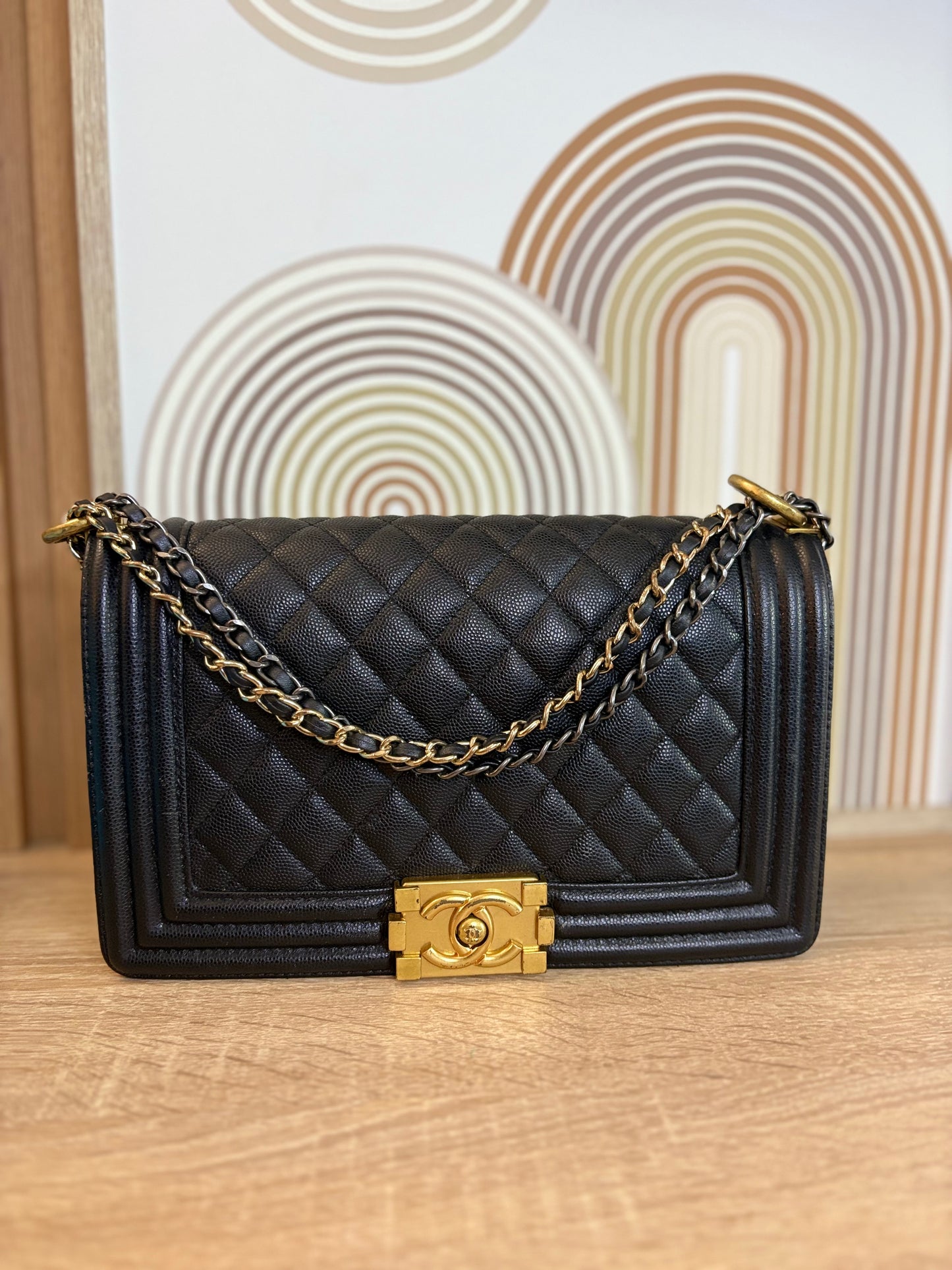 Chanel Boy Bag Medium – Piel Caviar Negra y Herrajes Dorados Antiguos