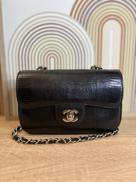 Chanel Classic Flap Mini en Cuero Lizard Negro – Herrajes Plateados